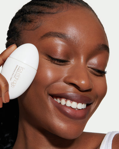 howtouse Long-Lasting Makeup for Brides: Seamless Skin Enhancing Tint
Close up portrait of model wearing and holding T14