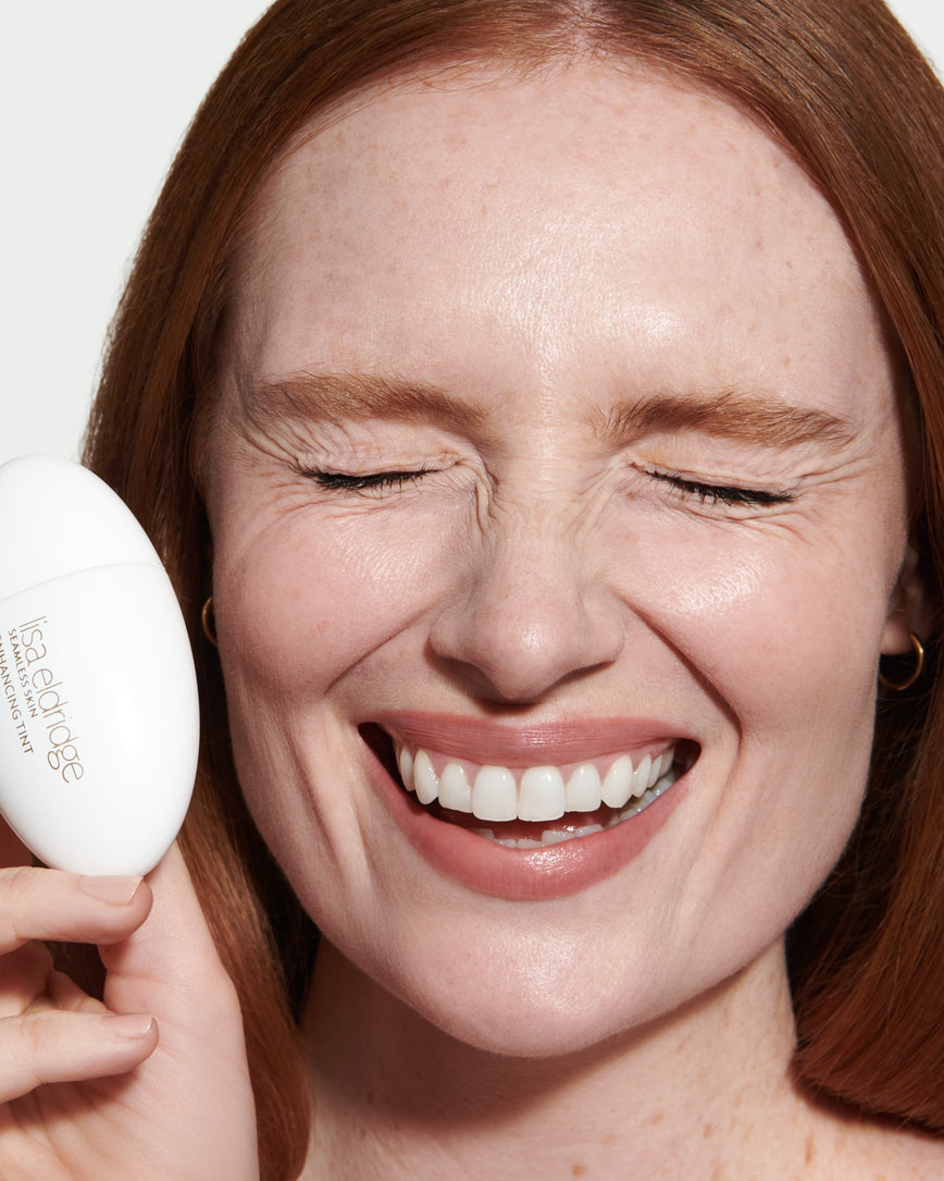 howtouse Close up portrait of model wearing and holding T2