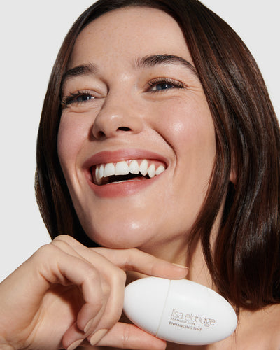 howtouse Close up portrait of model wearing and holding T7