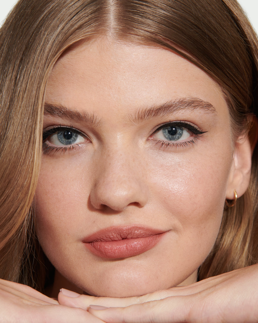 kitten flick eye eyeliner eyeshadow for blue eyes Makeup for wedding guests for wedding season and occasions 