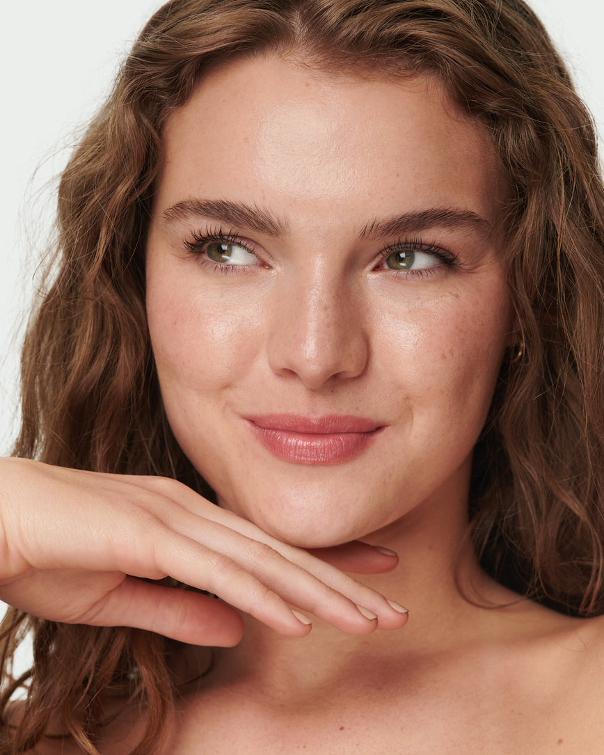 baumeimg primary_meta_image Portrait close-up of model wearing Epanoui Baume Embrace