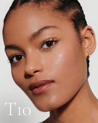 block The white pod packaging of Seamless Skin Enhancing Tint by Lisa Eldridge